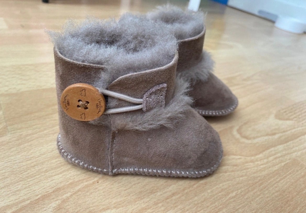 Ugg slofjes voor baby's - Maat 18, Ophalen of Verzenden, Zo goed als nieuw, Jongetje of Meisje, Slofjes