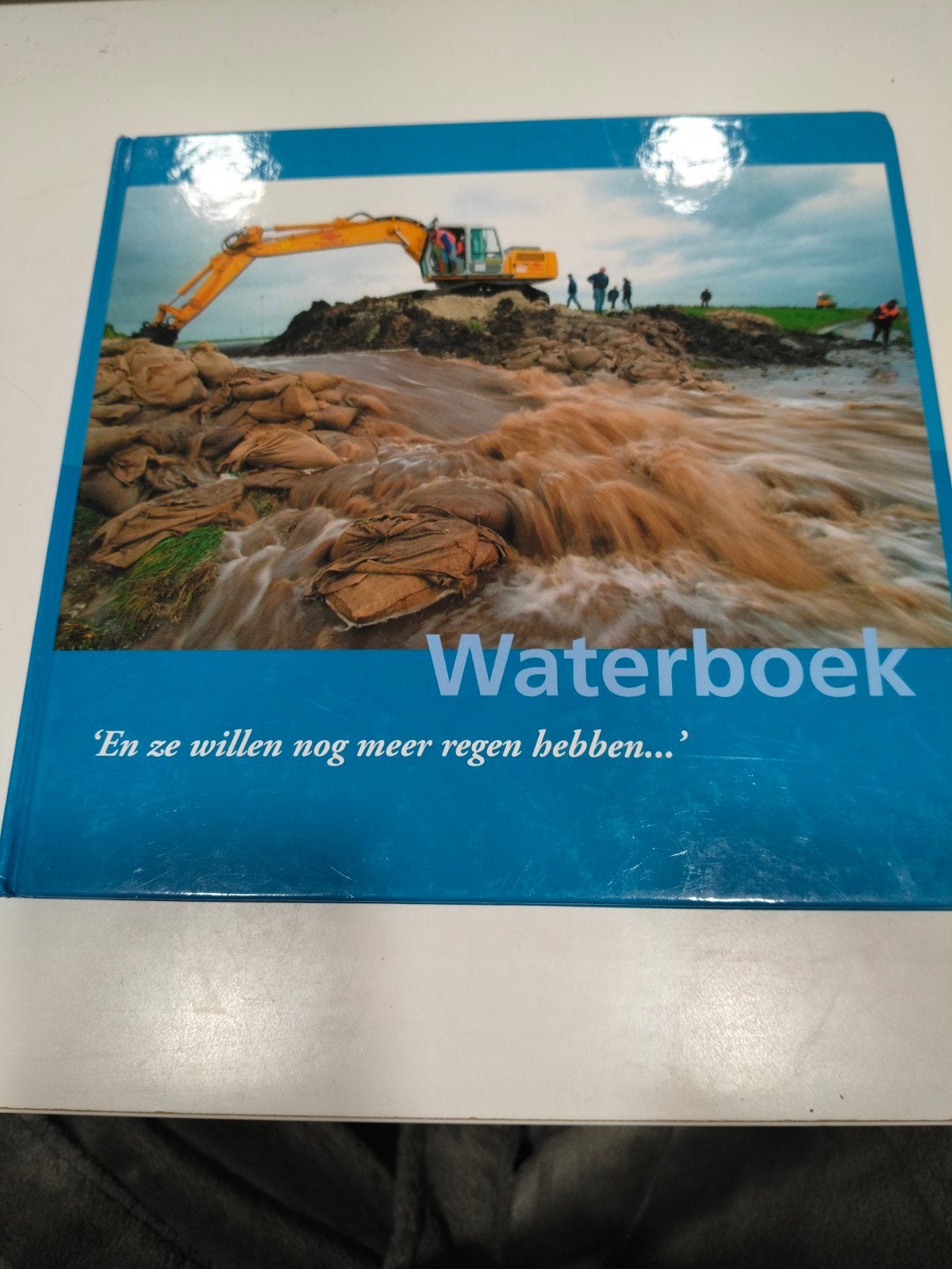 Waterboek. 'En ze willen nog meer regen hebben..., Verzenden, Zo goed als nieuw