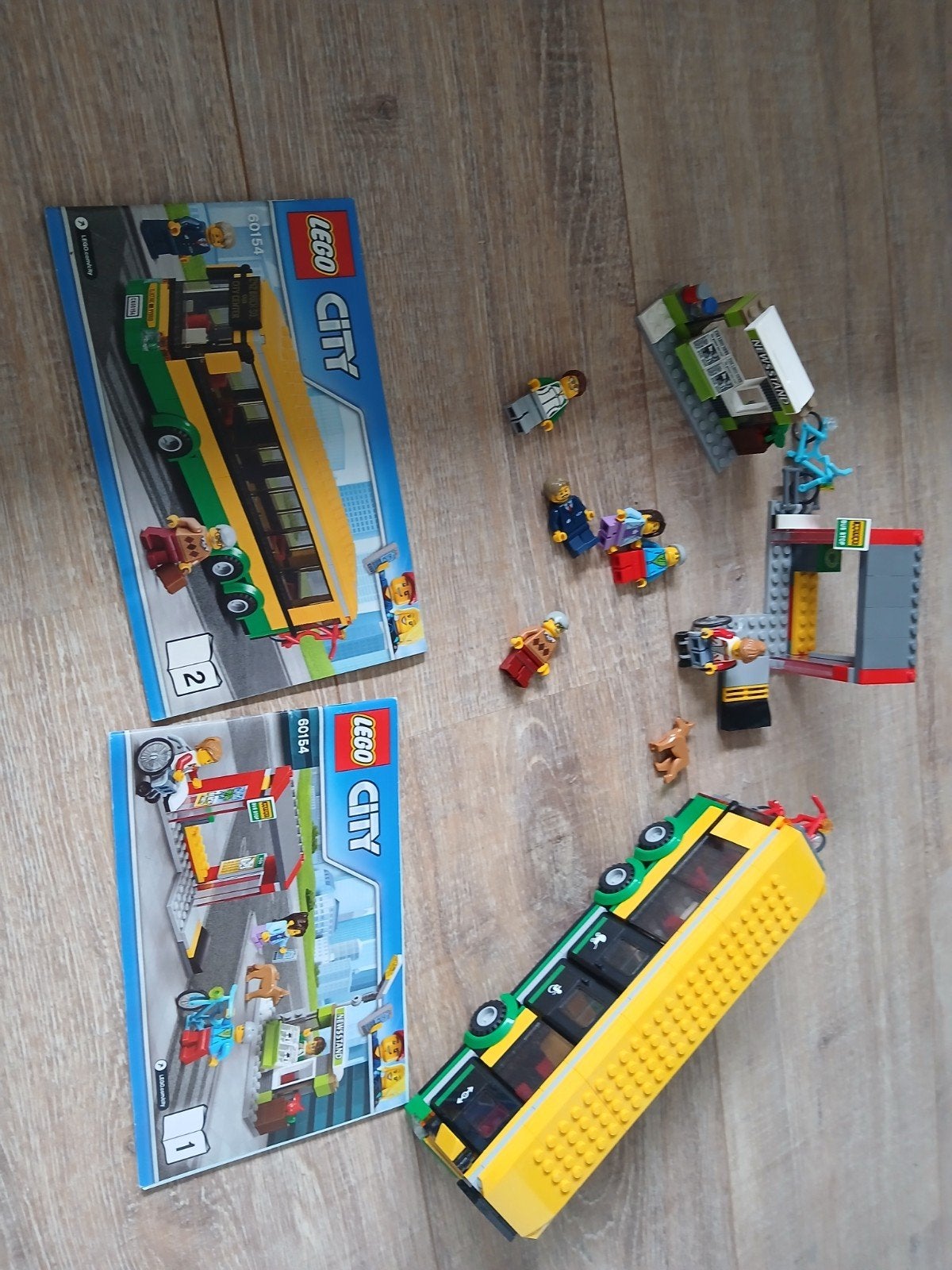 Lego City Busstation 60154 met figuren en boekjes, Ophalen of Verzenden, Gebruikt, Overige merken