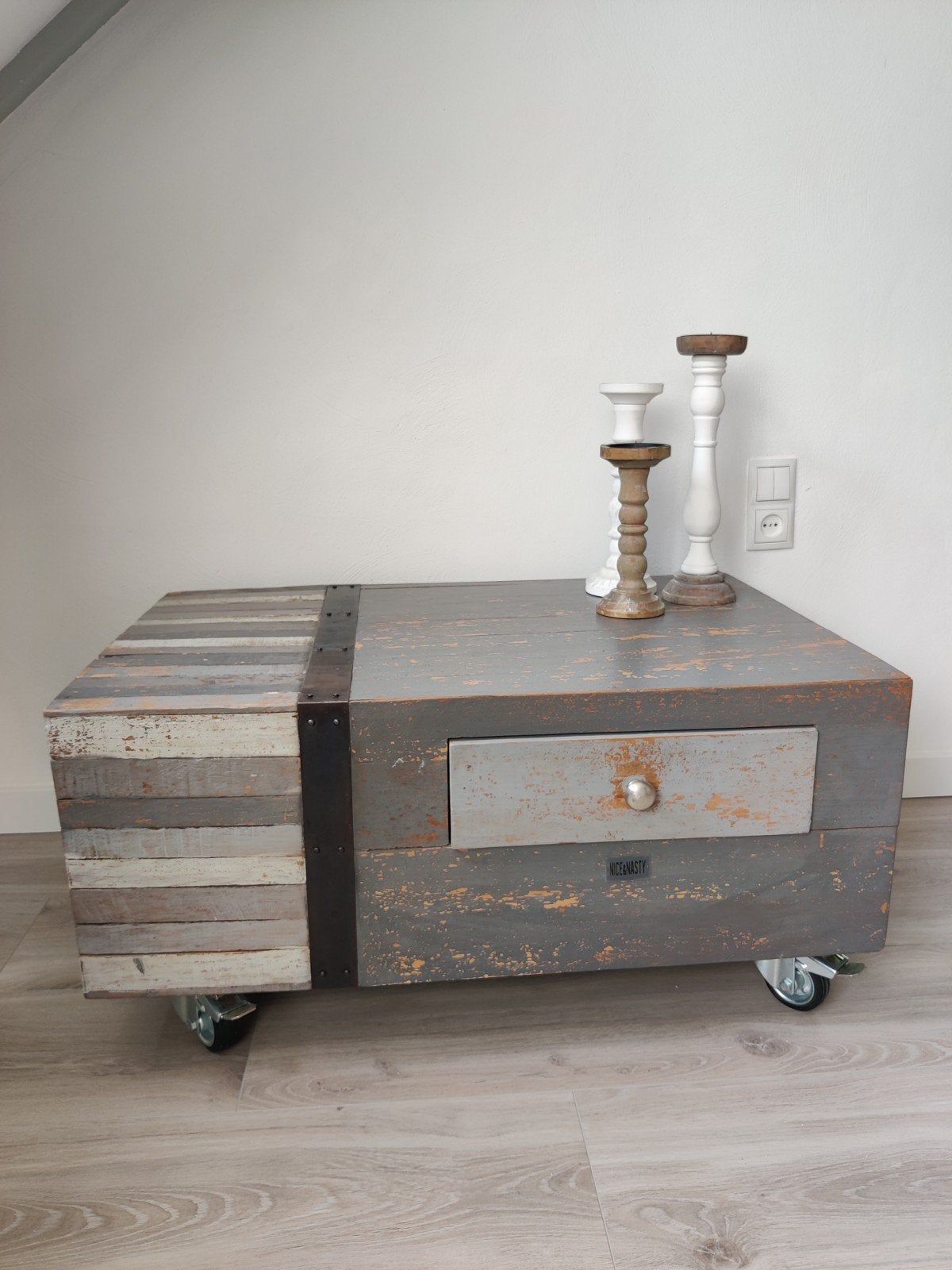 Unieke salontafel van hout met lade en wielen, Huis en Inrichting, Tafels | Salontafels, Ophalen