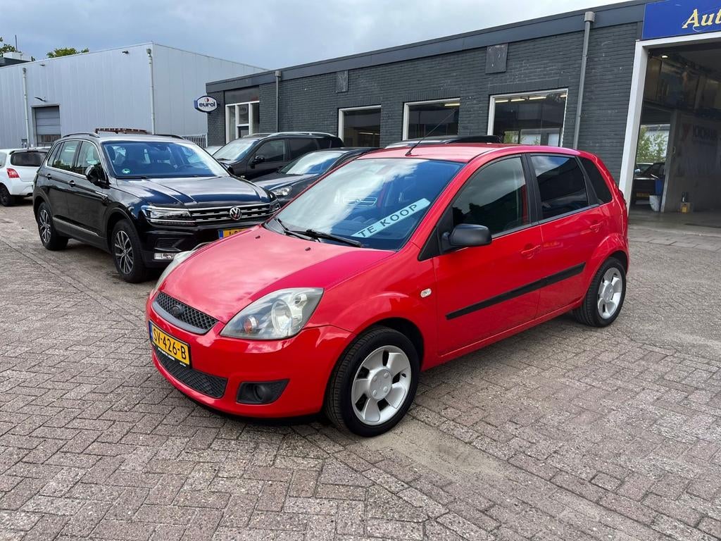 Ford Fiësta 1.3  5DR 2007 Rood Airco APK, Auto's, 1299 cc, 40 €/maand, 4 cilinders, Elektrische buitenspiegels