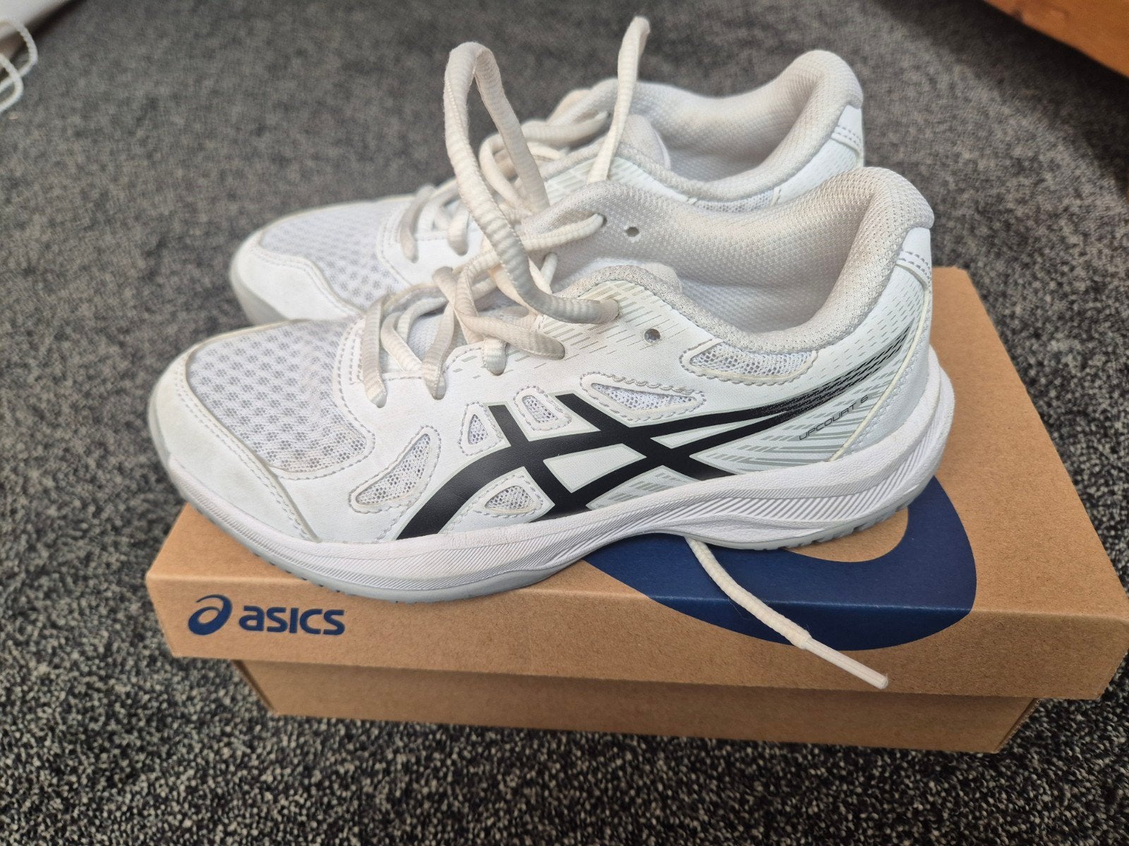 ASICS Upcourt 6 Zaalschoenen - Maat 33,5, Ophalen of Verzenden, Zo goed als nieuw