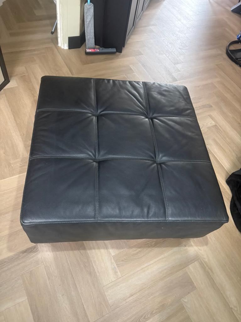 Zwarte leren poef / hocker, Ophalen, Gebruikt, Vierkant, Leer