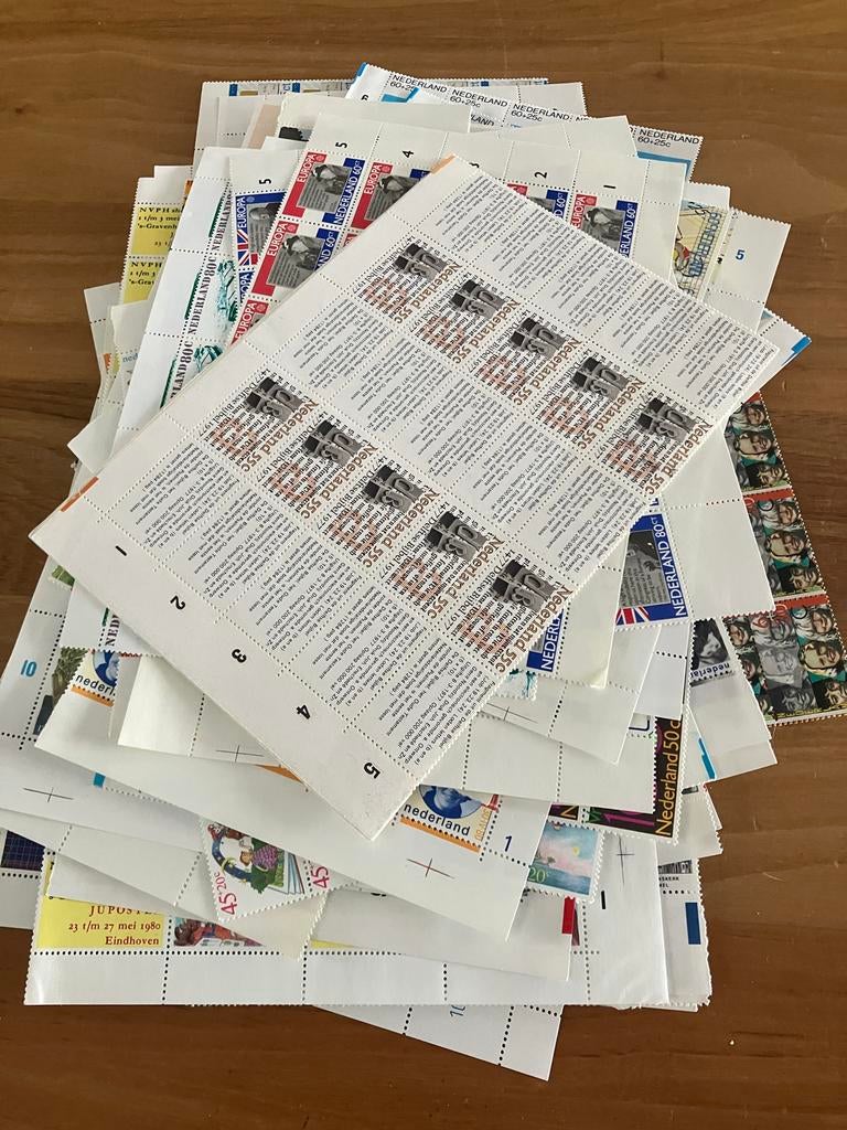 veldelen postzegels 1977-1985 (incl plaatfouten), Postzegels en Munten, Postzegels | Volle albums en Verzamelingen, Ophalen of Verzenden