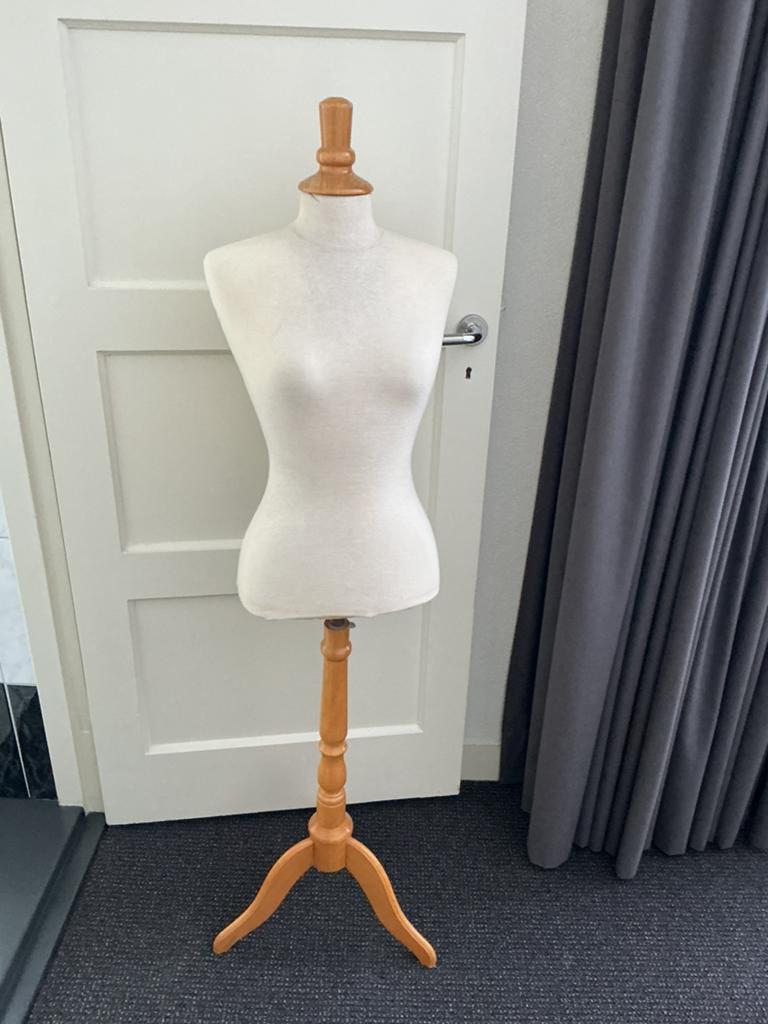 Paspop op houten voet., Ophalen