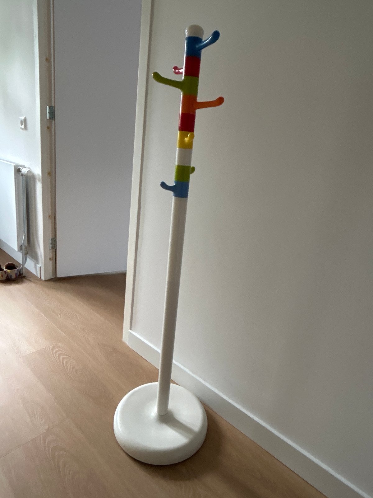 Kleurrijke Ikea Krokig staande kinderkapstok, Huis en Inrichting, Woonaccessoires | Kapstokken, Ophalen, Kunststof, Gebruikt, 100 tot 150 cm