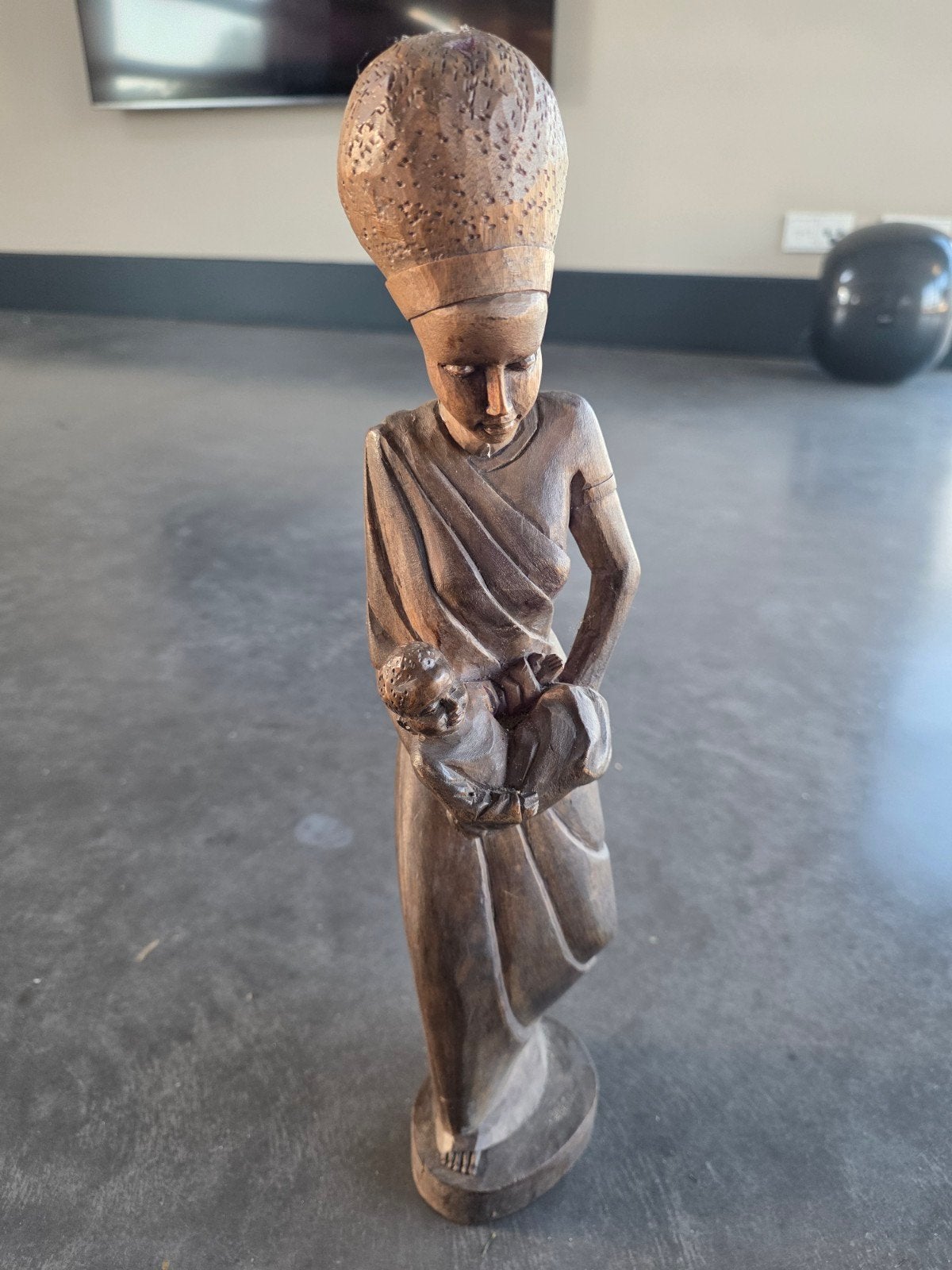 Houten beeld Afrikaanse vrouw met kind, Ophalen of Verzenden, Handgemaakt, 20 - 50 cm, Beeld