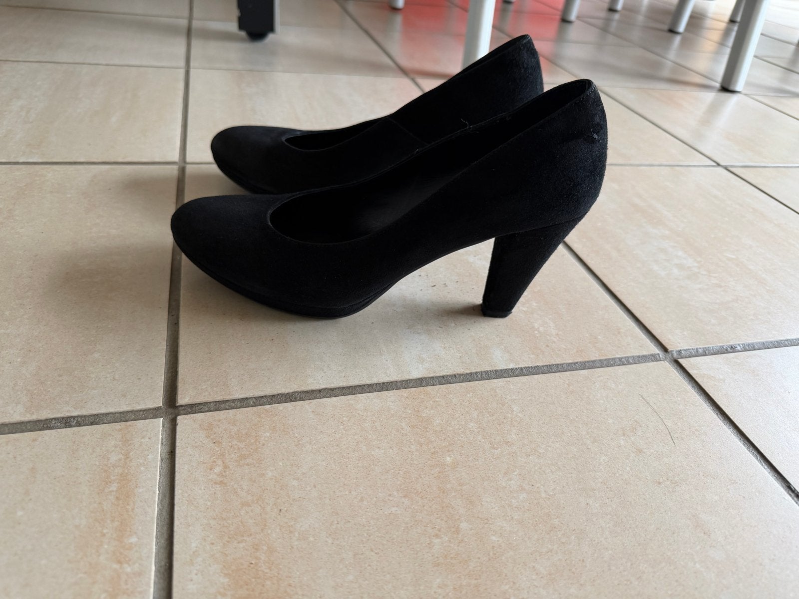 Zwarte suède pumps van de Bijenkorf, maat 41, Kleding | Dames, Pumps, Zwart, Ophalen of Verzenden, Zo goed als nieuw