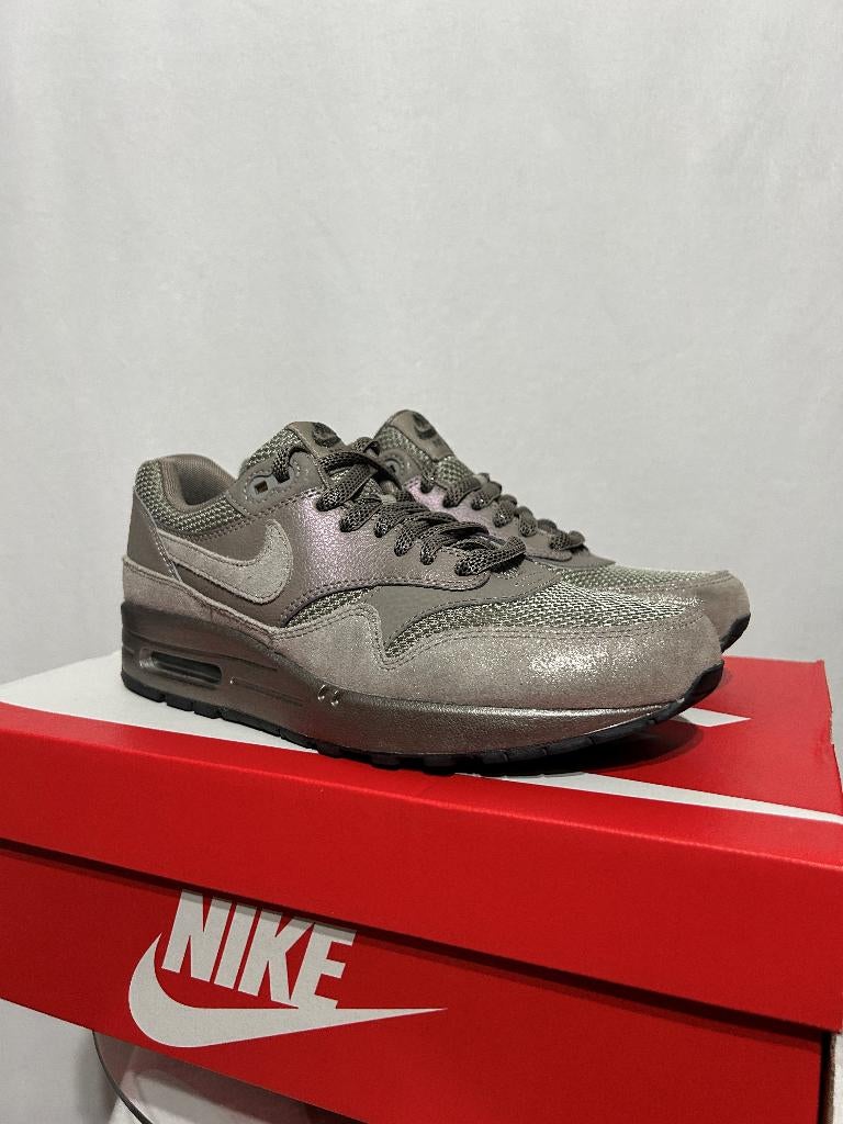 ALS NIEUW! Maat 40 - Nike Air Max 1 Premium Iron Metallic, Kleding | Dames, Schoenen, Overige kleuren, Verzenden, Nike, Nike