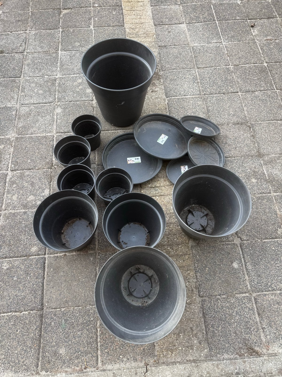 Diverse zwarte bloempotten en schotels, gebruikt, Kunststof, Gebruikt, 40 cm of meer, Rond