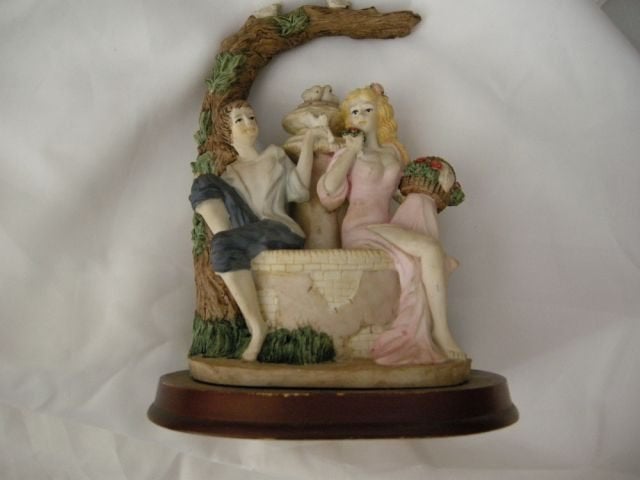 Vintage beeldje man en vrouw onder een tak met vogeltjes, Ophalen of Verzenden