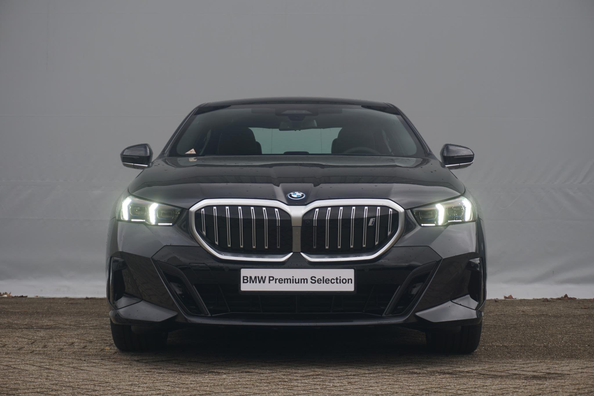 BMW i5 Sedan eDrive40 M Sport | Trekhaak / Panoramadak / Dri, Automaat, 340 pk, Sedan, Zilver of Grijs