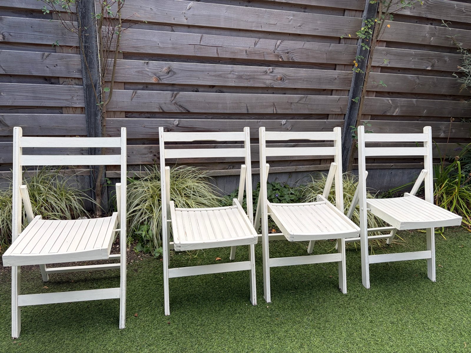 Set van 4 witte inklapbare houten tuinstoelen (+ 1 bruine!), Tuin en Terras, Tuinstoelen, Ophalen of Verzenden, Gebruikt, Hout