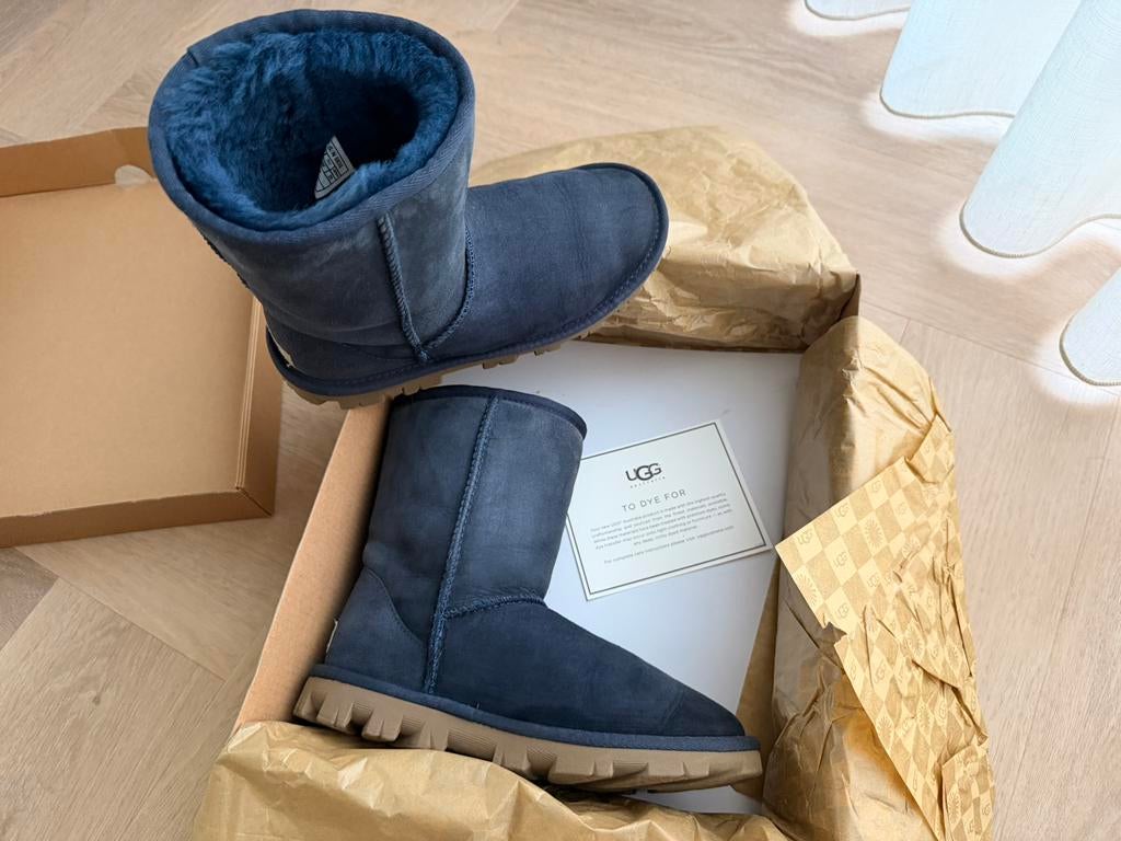 UGG Essential Short dameslaarzen Navy maat EU 36, Blauw, Lage of Enkellaarzen, Ophalen of Verzenden, Zo goed als nieuw