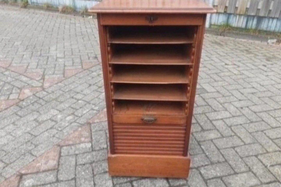Antieke oude houten kast met roldeur, Huis en Inrichting, Kasten | Roldeurkasten en Archiefkasten, Gebruikt, Minder dan 100 cm