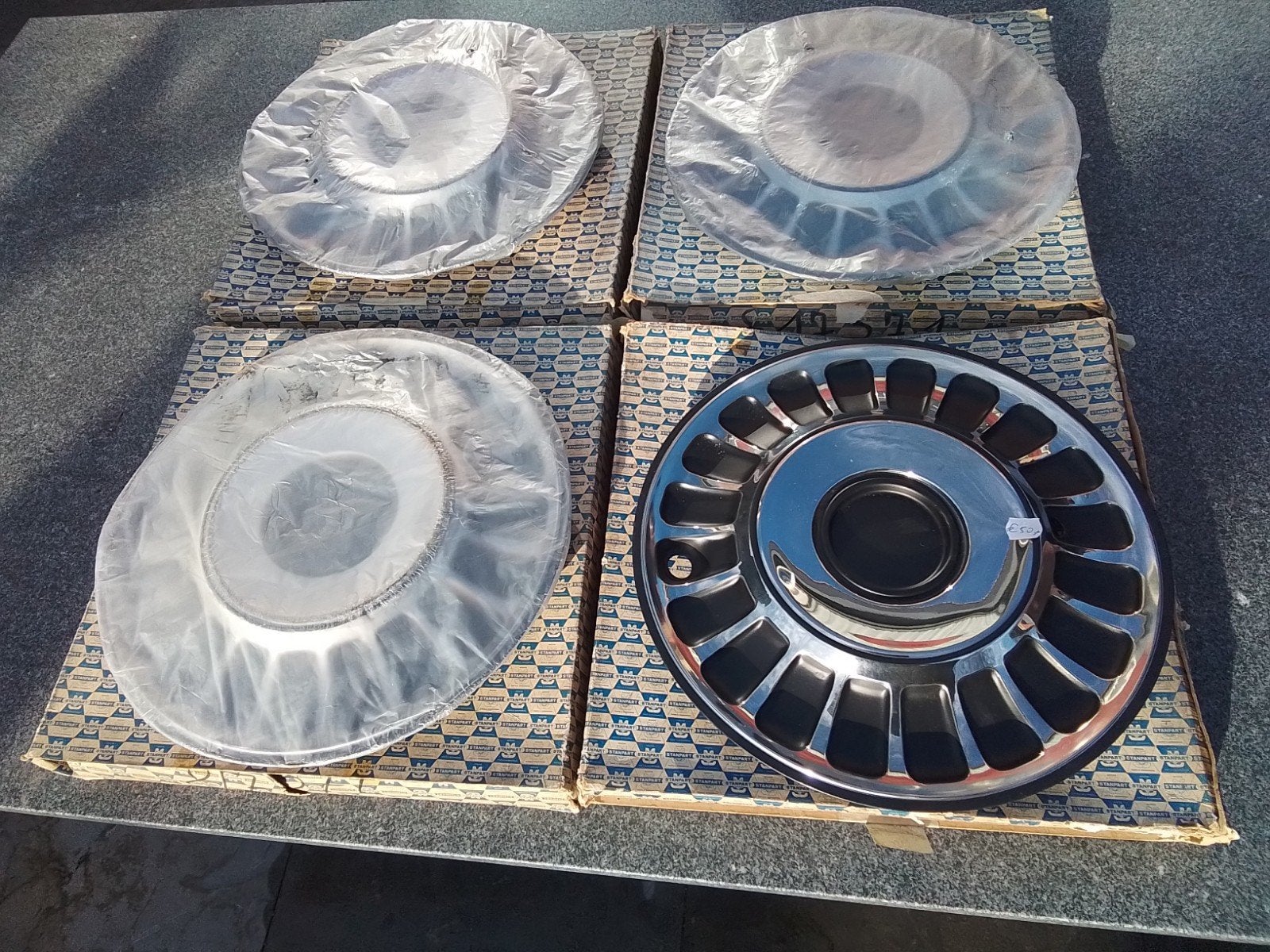 TRIUMPH 2000/2500 STANPART  WIEL DOPPEN NIEUW &  GEBRUIKT, Ophalen of Verzenden