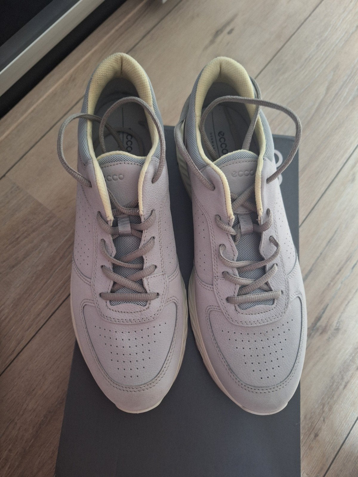 ECCO Lichtgrijze Sneakers Maat 42 - Nieuw in Doos, ECCO, Nieuw, Ophalen of Verzenden, Sneakers of Gympen