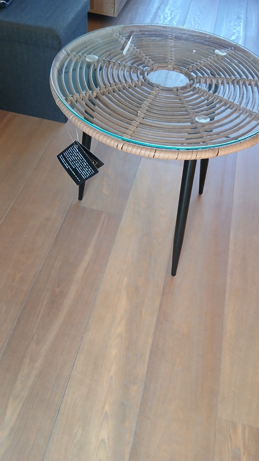 Ronde salontafel met glasplaat en rotan details, Minder dan 45 cm, Minder dan 55 cm, Modern, Rotan, Rond