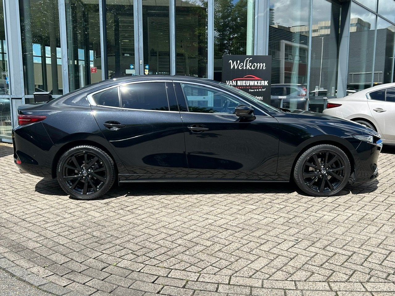 Mazda 3 Sedan Skyactiv-X 186pk Luxury | Leer | Bosé Audio |, Gebruikt, Zwart, Bedrijf, Handgeschakeld