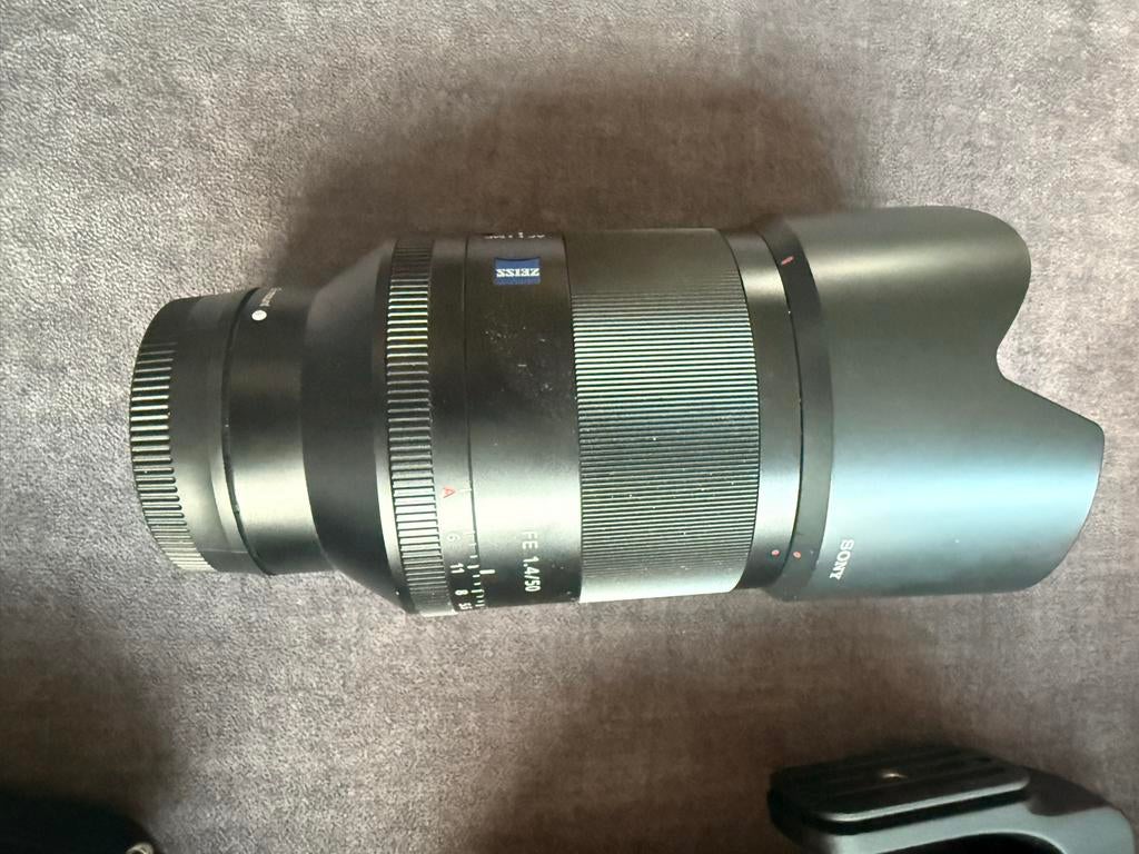 Sony Zeiss Planar FE 50mm f/1.4 ZA Lens, Ophalen of Verzenden, Zo goed als nieuw, Standaardlens
