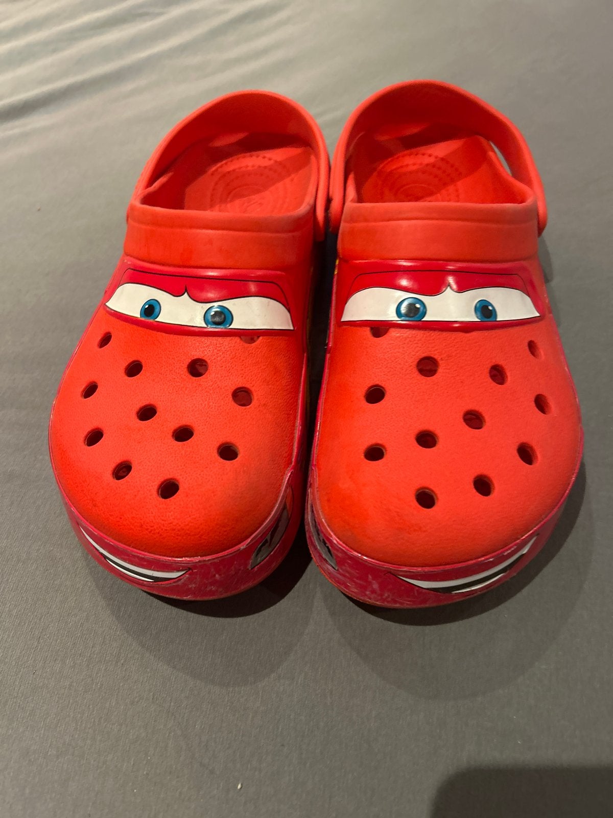 Crocs Cars Bliksem McQueen Klompen Maat 43-44, Ophalen of Verzenden, Overige figuren, Gebruikt