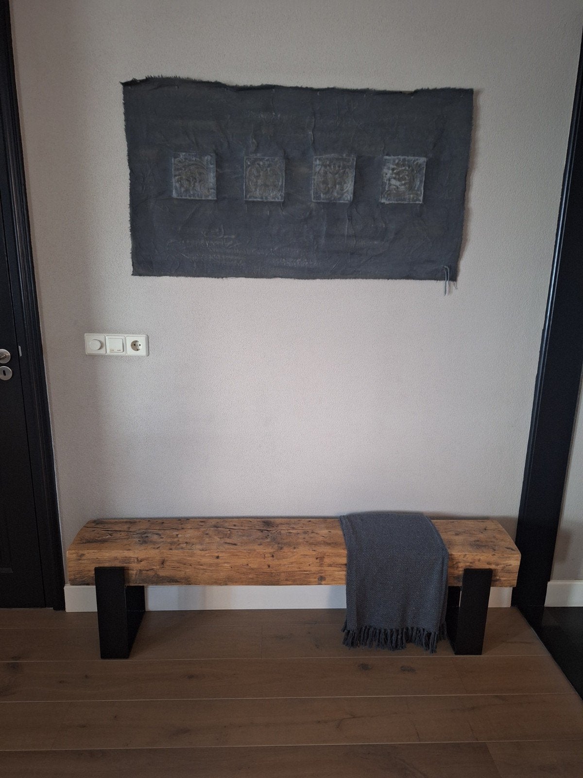 Robuuste houten bank met metalen poten, Huis en Inrichting, Stoelen, Bruin, Ophalen of Verzenden, Zo goed als nieuw, Eén