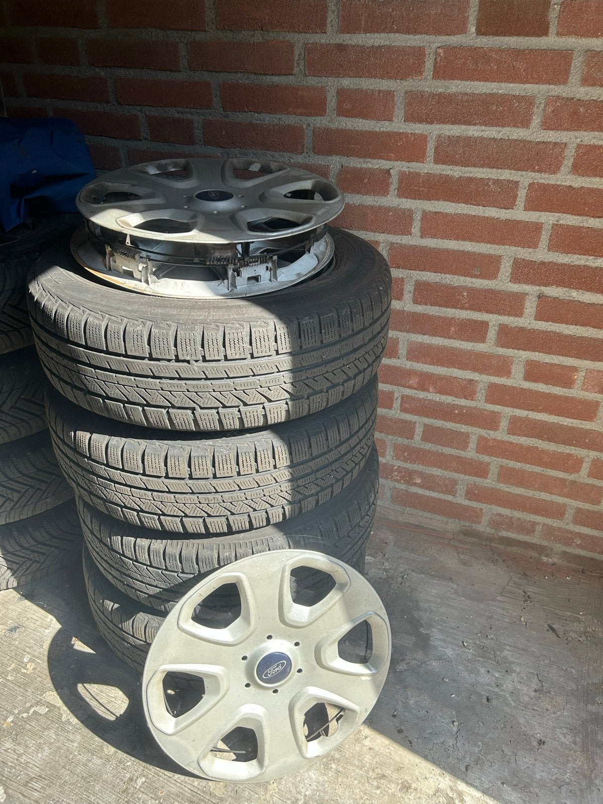 Bridgestone winterbanden op velg met wieldoppen 175/65R14, Auto diversen, Ophalen, Gebruikt