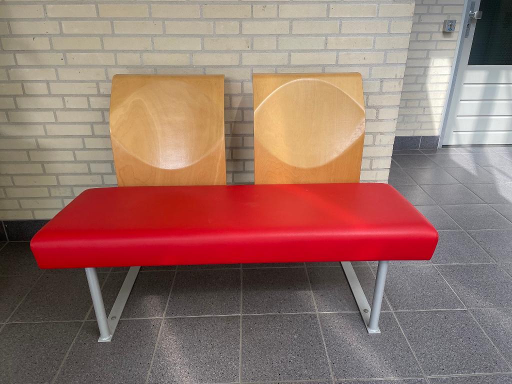 Trendy halbankje, rode zitting, blank houten rugleuning, Ophalen, Zo goed als nieuw