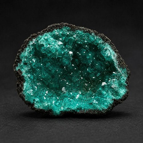Groene kwartsgeode met fonkelende gekleurde kristallen, Ophalen of Verzenden, Mineraal
