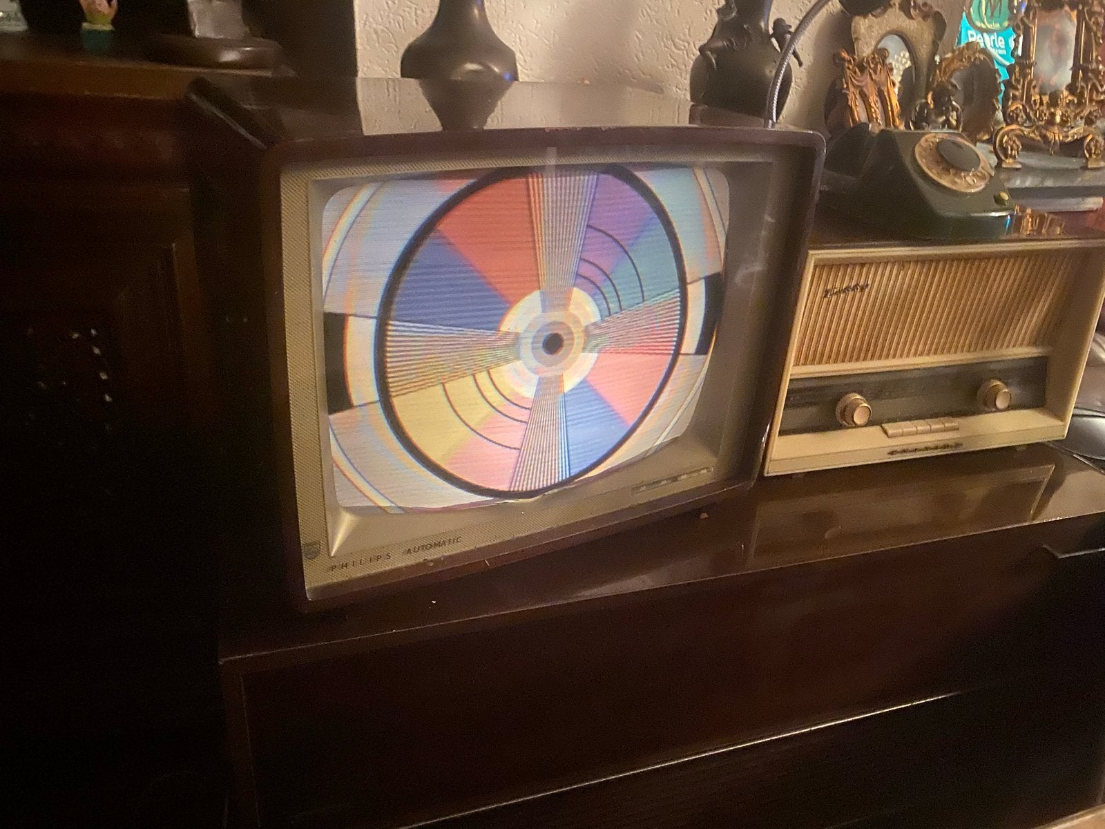 Vintage Philips TV met testbeeld en sfeervolle lamp, Ophalen