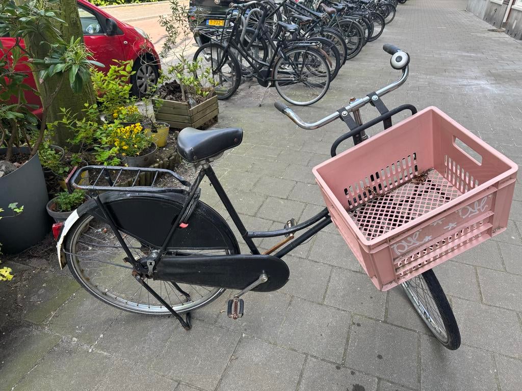 Zwarte damesfiets met roze krat, Fietsen en Brommers, Fietsen | Dames | Omafietsen, Ophalen, Zo goed als nieuw