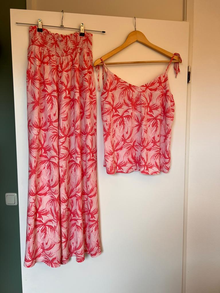 Leuke zomerse tweedelige set: top en broek met palmprint, Kleding | Dames, Overige Dameskleding, Ophalen of Verzenden, Zo goed als nieuw