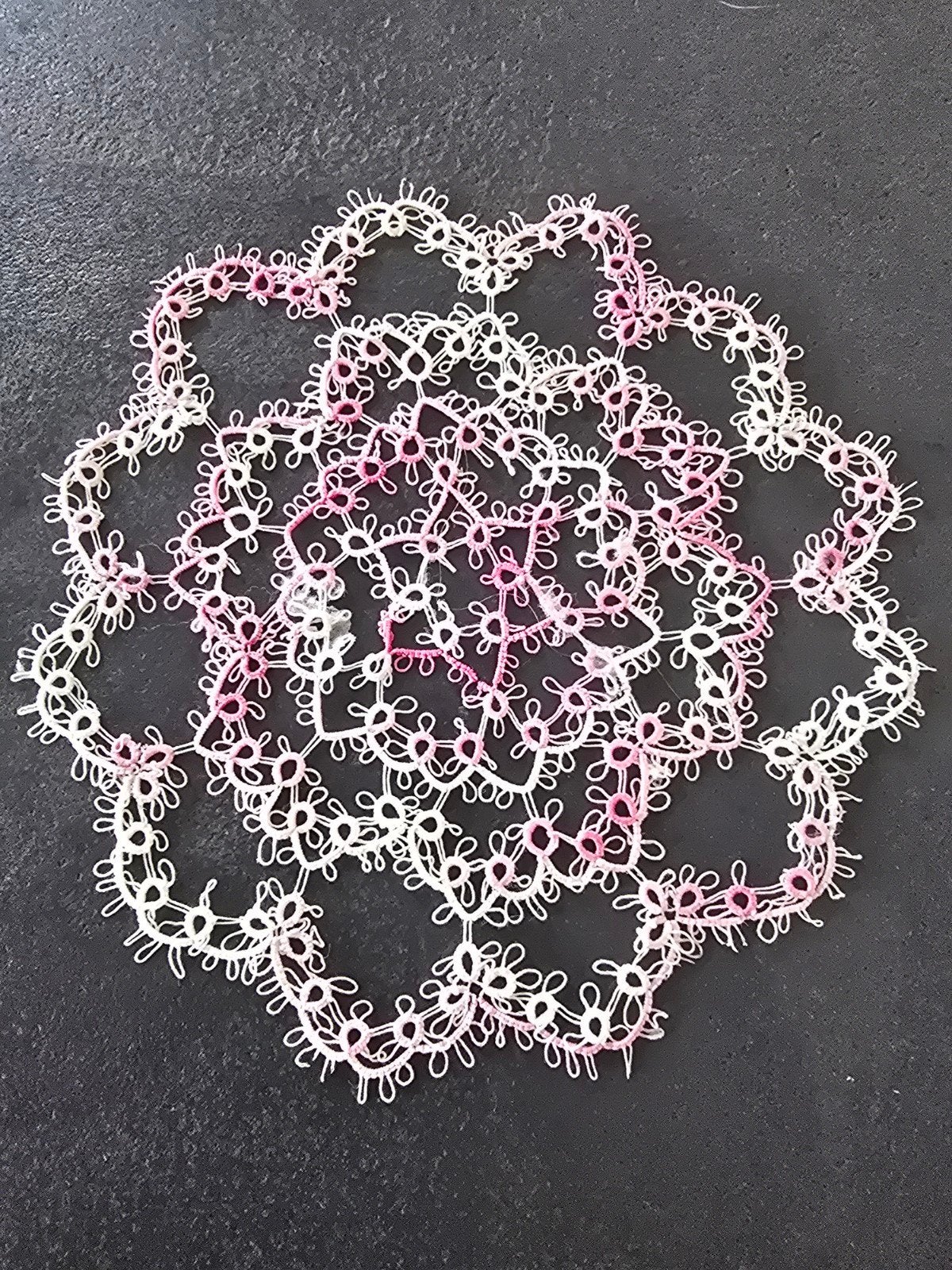 Handgemaakt frivolite kleedje - doorsnee 15 cm, Handgemaakt, Overige typen, Textiel, Meerkleurig