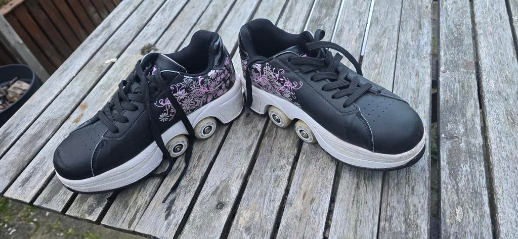 Zwarte inklap rolschoenen met roze bloemenpatroon, Sport en Fitness, Skeelers, Gebruikt, Overige typen, Overige merken, Ophalen of Verzenden