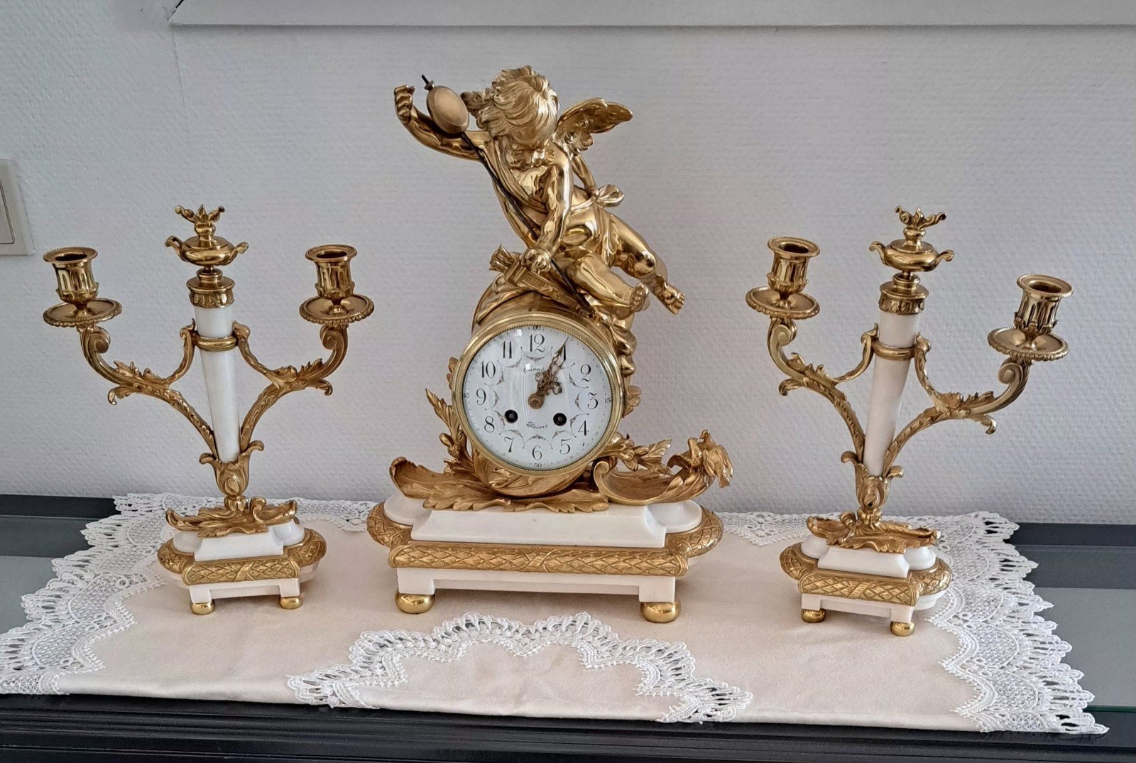 Antieke Franse pendule met cherubijn en kandelaars, Ophalen