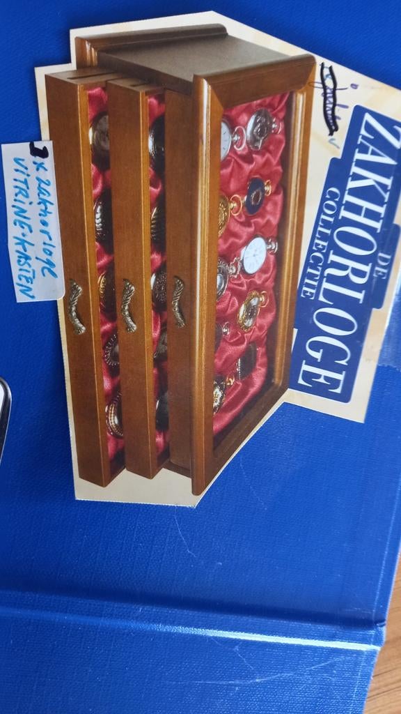 Lot 3 met 30 Zakhorloges in prima staat in cassette vitrine, Ophalen of Verzenden