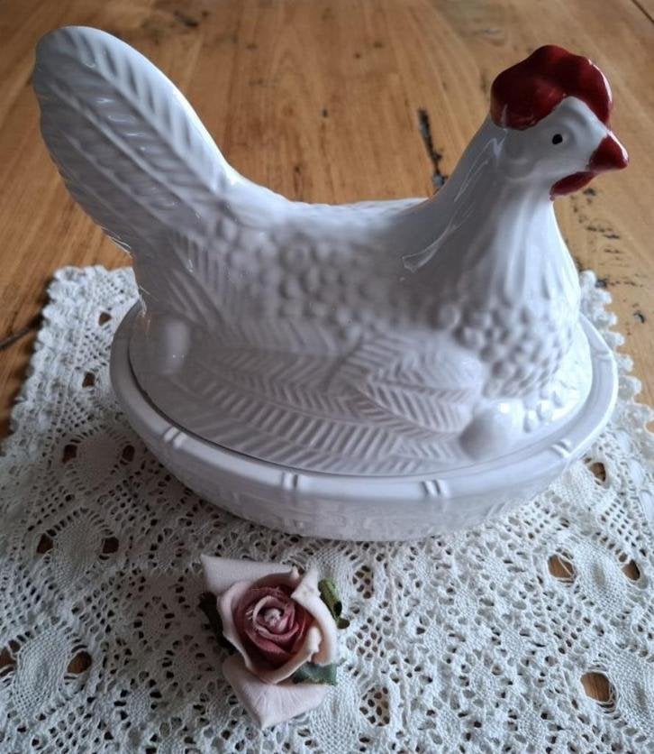 Brocante aardewerk kip op nest/ mand, Antiek en Kunst, Ophalen of Verzenden