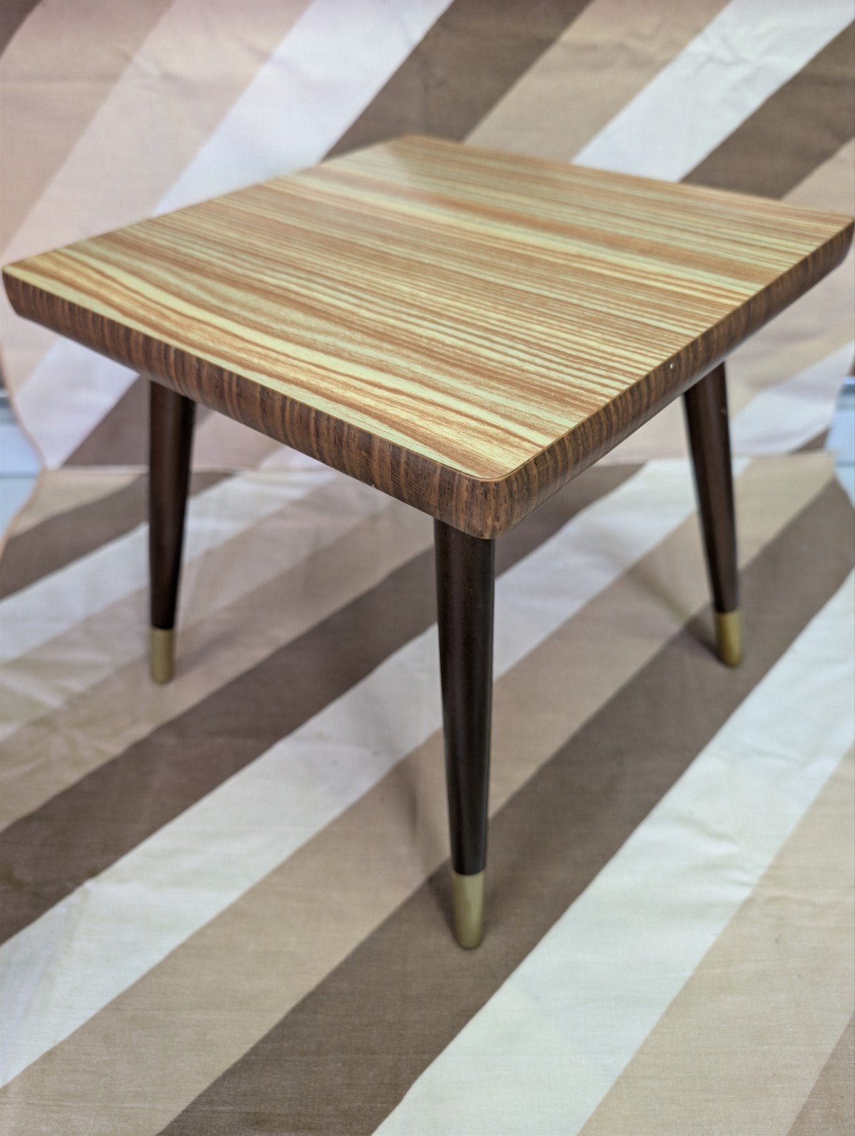 Vintage bijzettafel met houten poten en goudkleurige tips, Minder dan 45 cm, Minder dan 55 cm, Gebruikt, Vierkant