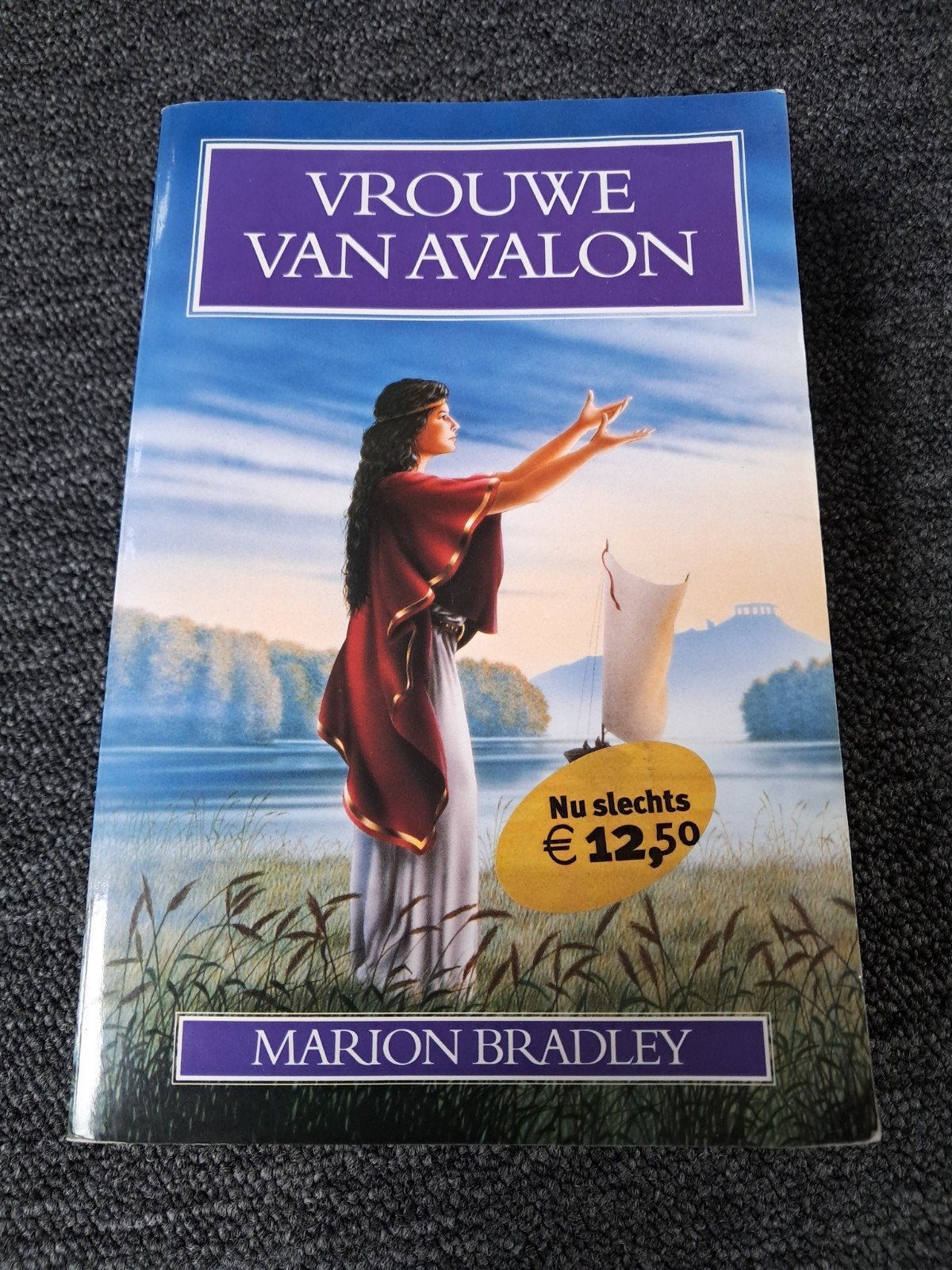 Vrouwe van Avalon - Marion Bradley, Boeken, Romans, Gelezen, Nederland, Ophalen of Verzenden