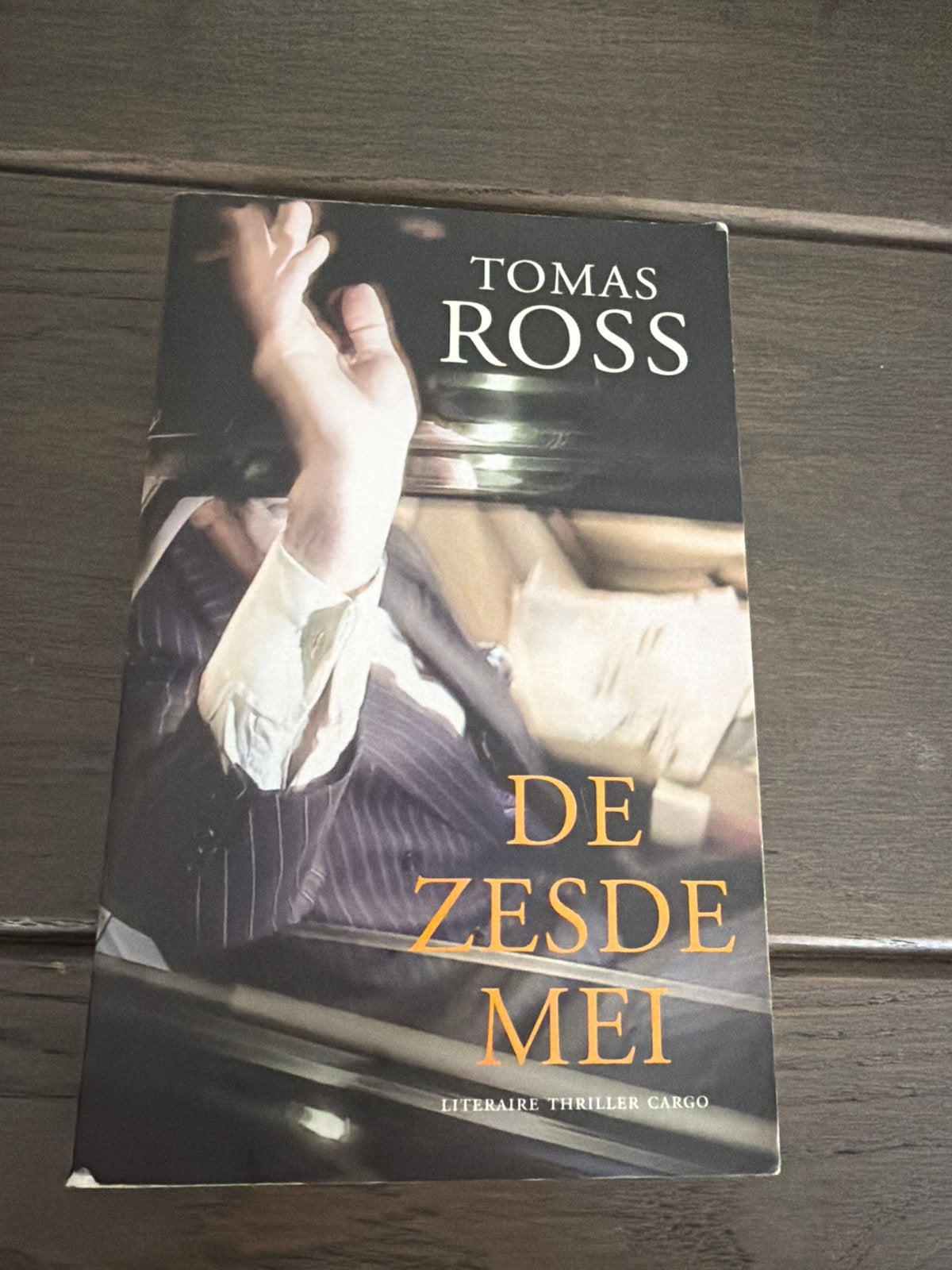 Tomas Ross - De Zesde Mei (Literaire Thriller), Ophalen of Verzenden, Gelezen, Nederland