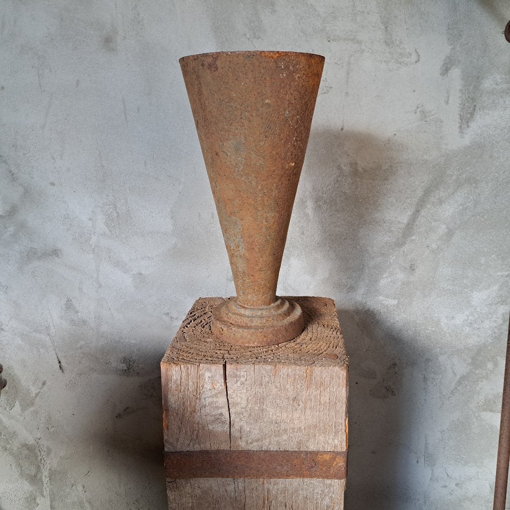 Brocante oude gietijzeren vaas tuinvaas hoogte 30cm *Etage3*, Gebruikt, ., Ophalen of Verzenden, .
