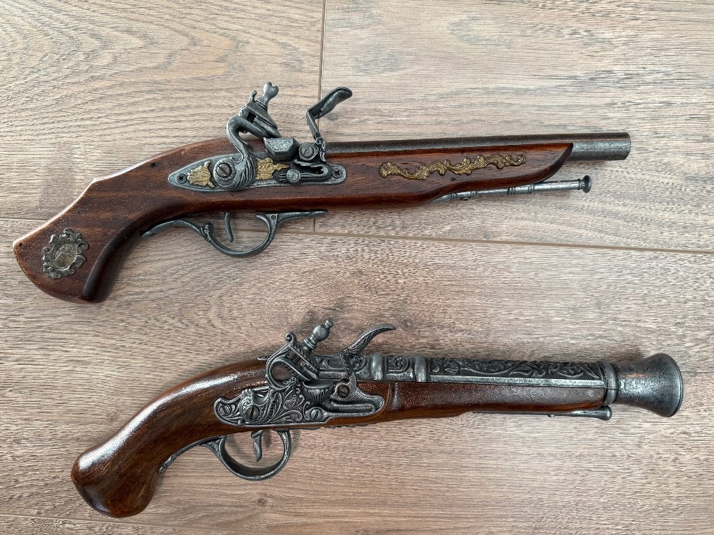 2 decoratieve replica vuursteenpistolen (18e eeuw), Ophalen of Verzenden, Landmacht, Nederland