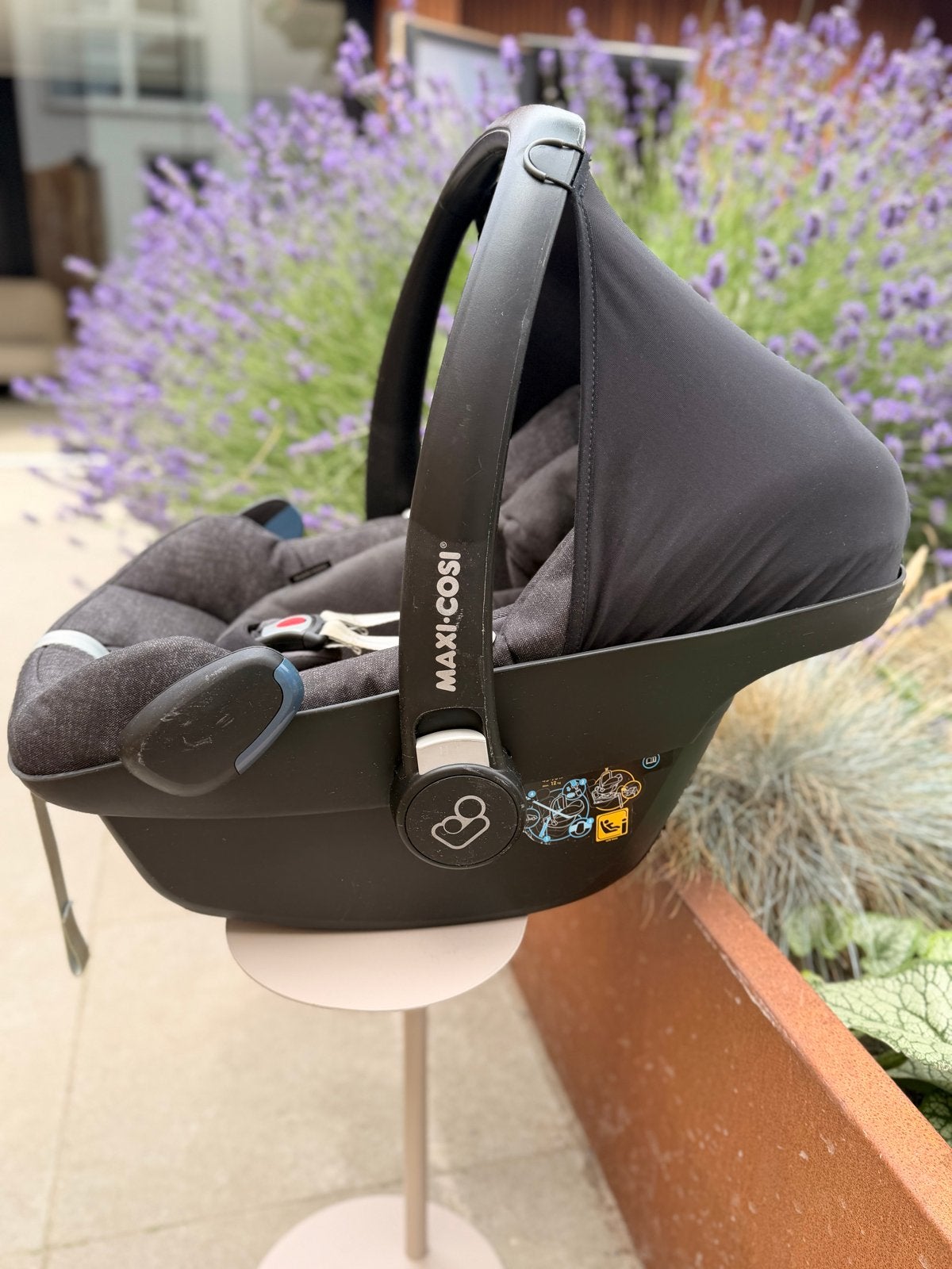 Maxi-Cosi Pebble Plus met stoelverkleiner en AeroMoov, Ophalen, Autogordel of Isofix, Gebruikt, Zijbescherming