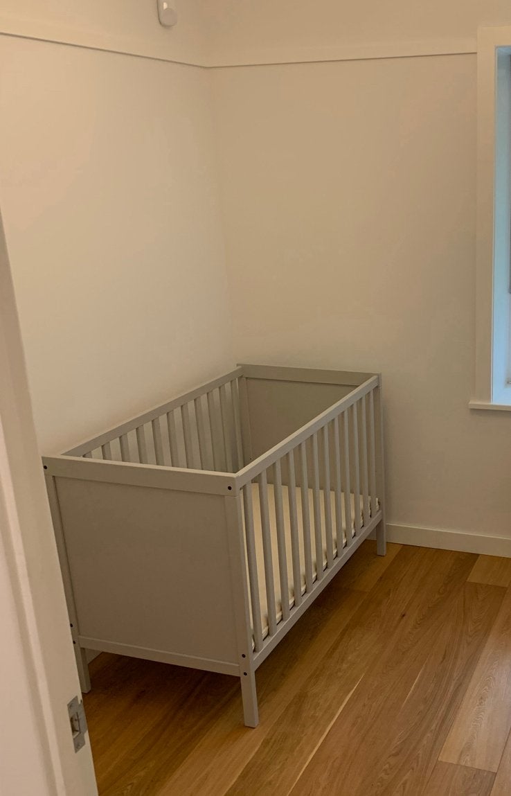 Ikea Sundvik Ledikant 60x120 - lichtgrijs, Kinderen en Baby's, Babywiegjes en Ledikanten, Ophalen, Zo goed als nieuw, Ledikant