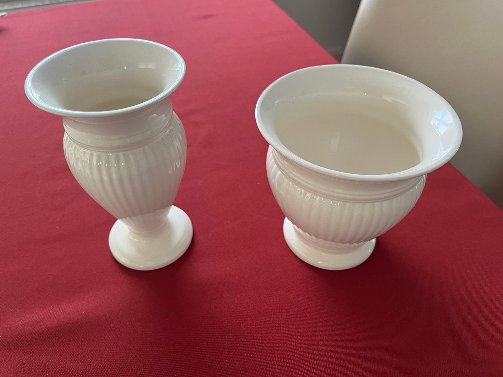 Vaasje en bloempot van het merk RECAMIER. NIEUW Wedgwoodlook, Ophalen of Verzenden, Nieuw, Porselein, Overige stijlen