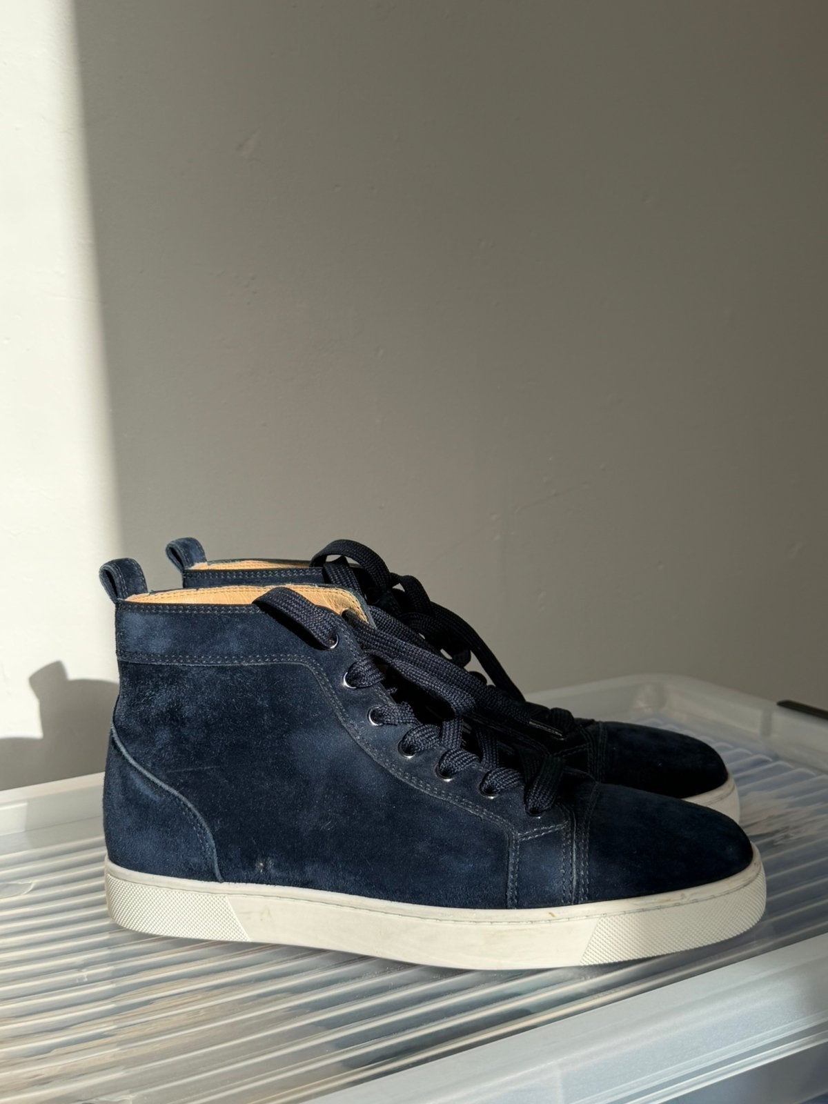 Christian Louboutin high-top sneakers donkerblauw suède, Ophalen of Verzenden, Zo goed als nieuw, Blauw, Sneakers of Gympen