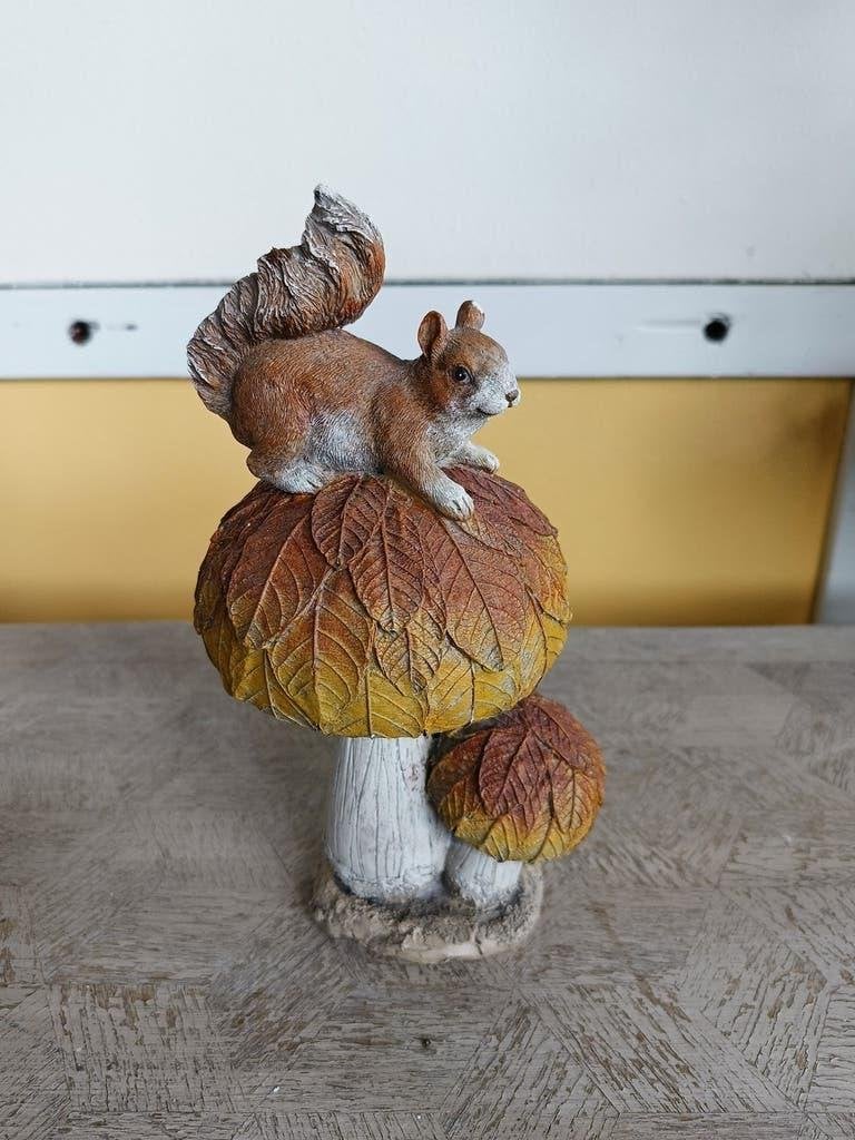Decoratieve eekhoorn op paddenstoel - Herfstdecoratie, Meerkleurig, Ophalen of Verzenden, Steen/keramiek, Landelijk