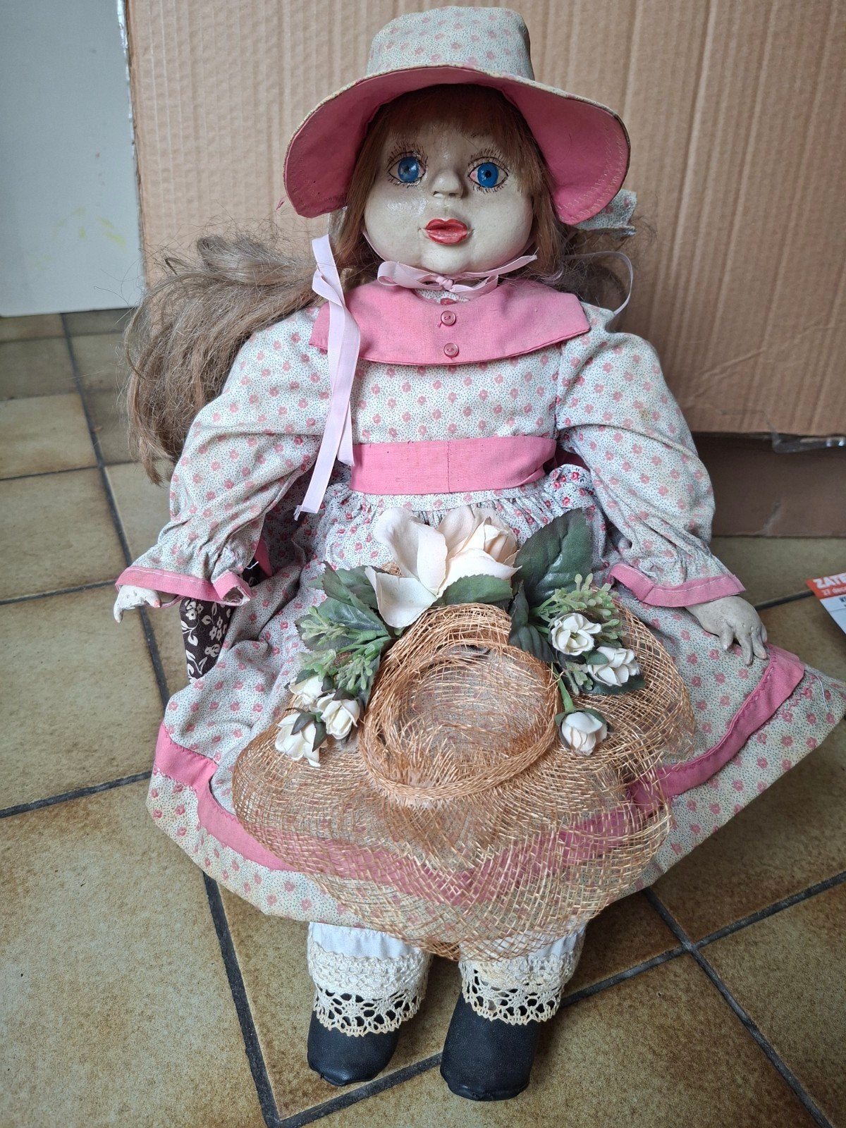 Vintage porseleinen pop met bloemen en hoed, Verzamelen, Poppen, Ophalen of Verzenden, Pop
