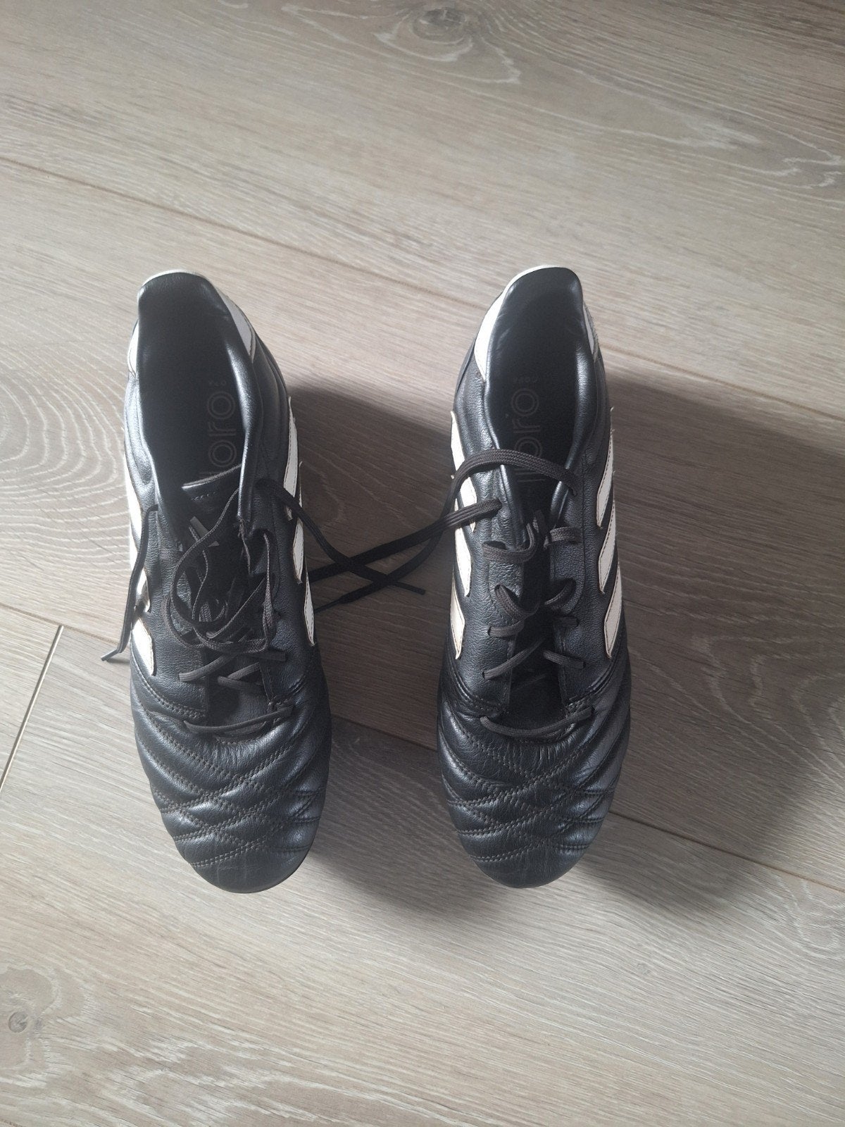 Adidas voetbalschoenen - Zwart met witte strepen, Sport en Fitness, Gebruikt, Maat XS of kleiner, Schoenen, Ophalen of Verzenden