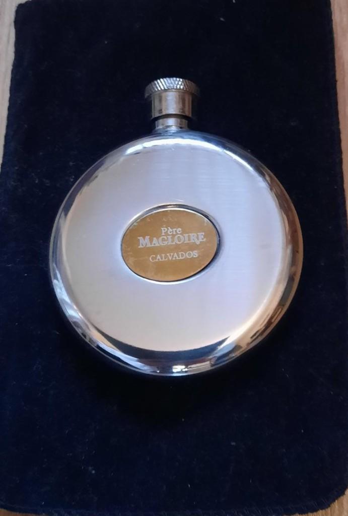 Vaderdag? Calvados metalen flesje totaal 9,5 cm hoog € 5,-, Ophalen of Verzenden, Zo goed als nieuw